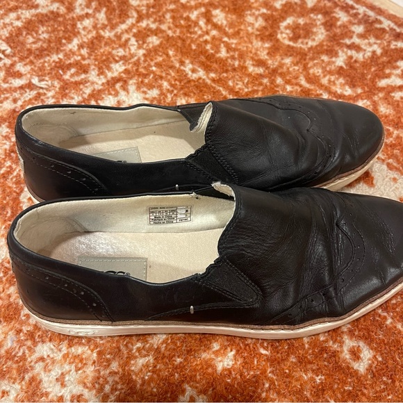 UGG Hadria Leather Slip-on Shoes in black, Size 9 - Picture 2 of 7